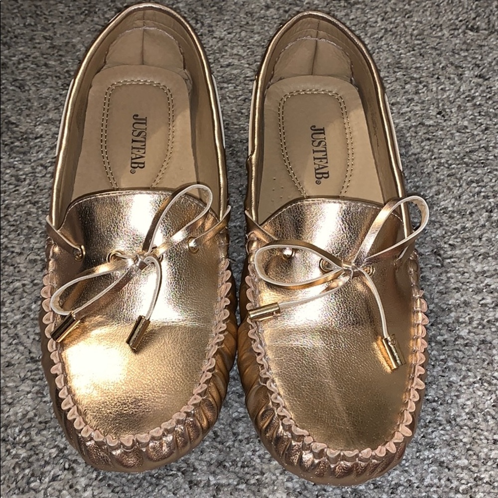 Metallic woman’s flats